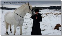 Winterwonderland! Bei eisigen Temperaturen und Schnee sind die Pferde meist etwas knackiger - trotzdem die Bewegungshalle noch nicht fertig ist, bemühen wir uns, sie abwechslungsreich zu trainieren. Es gibt kein schlechtes Wetter, bloß falsche Kleidung! Danke an meine liebe Freundin Anne Chevalley aus Spanien, die mir ihren tollen Mantel vermacht hat, worauf ich sehr stolz bin!